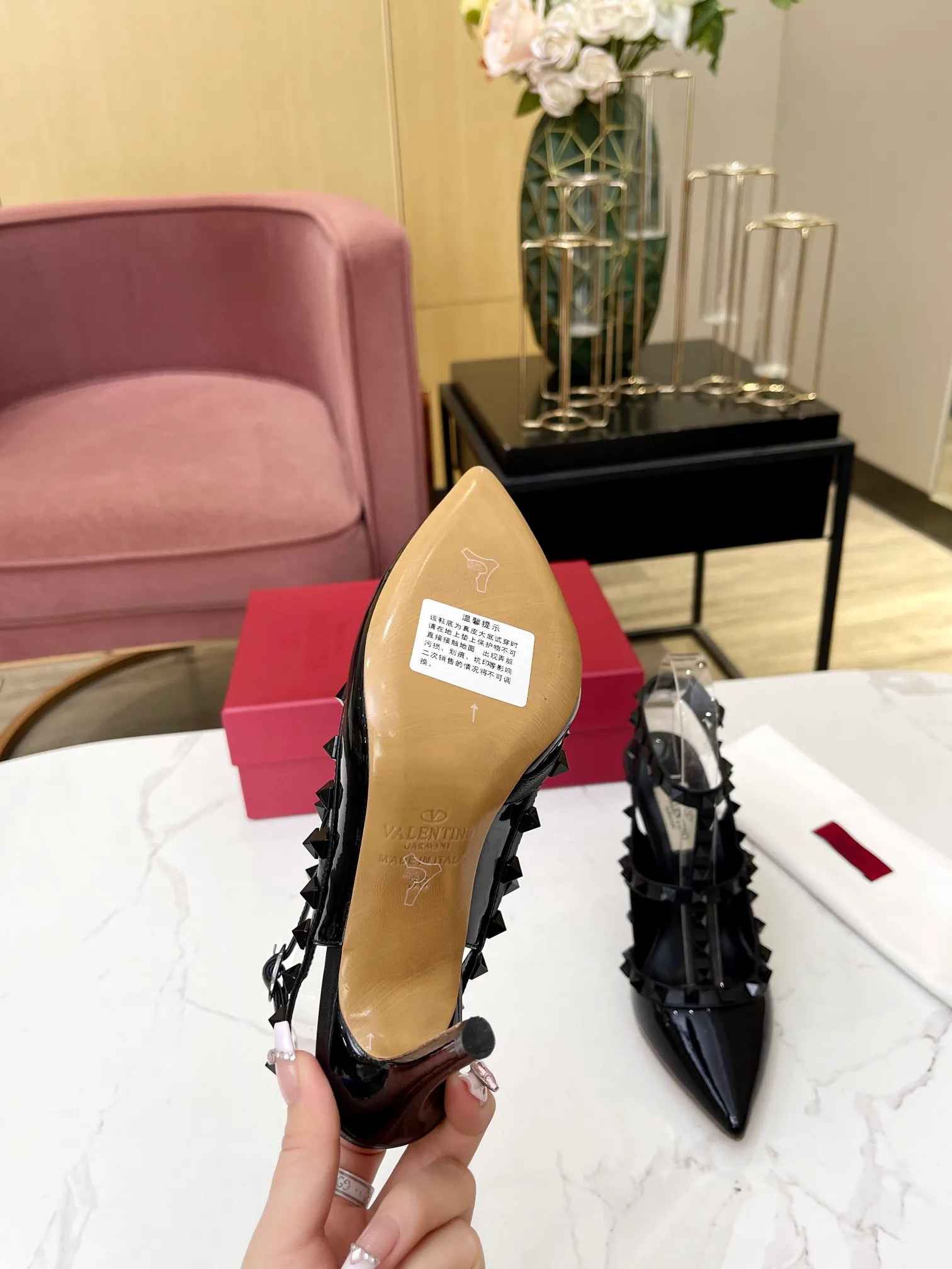 👟👟Ex-factory price 520👟👟 Top version 𝑉𝐴𝐿𝐸𝑁𝑇𝐼𝑁𝑂 Valentino new spring and summer (new color) women's back empty (new generation cow patent leather) sandals. The unique [unique V family rivet design] brings out a full sense of high-end, and the new season will live up to expectations! Worth buying★Absolutely high-grade❥Original method, Absolutely sensual❥Elegant style, creating a different feeling, simple and elegant style!  Code number: 35-41 (34-42 customized, non-returnable) Lining: inner sheepskin Heel height: 9.5cm (two-ring strap) 6.5cm (three-ring strap)